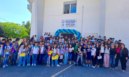 Foto di gruppo davanti alla scuola