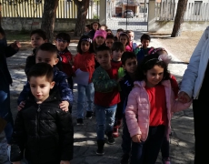 L'arrivo dei bambini della scuola dell'infanzia presso la scuola primaria .