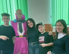 Foto di gruppo con robot