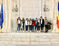 Foto di gruppo dentro un monumento