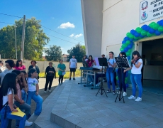 Foto di gruppo davanti alla scuola