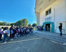 Foto di gruppo davanti alla scuola